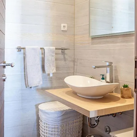 In Mit Eigenem Balkon Und Meerblick Veliko Brdo (Makarska)